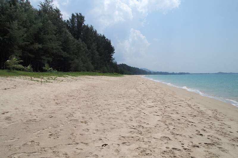 หาดทรายยาวว่างเปล่าริมทะเลอันดามันที่เขาหลัก